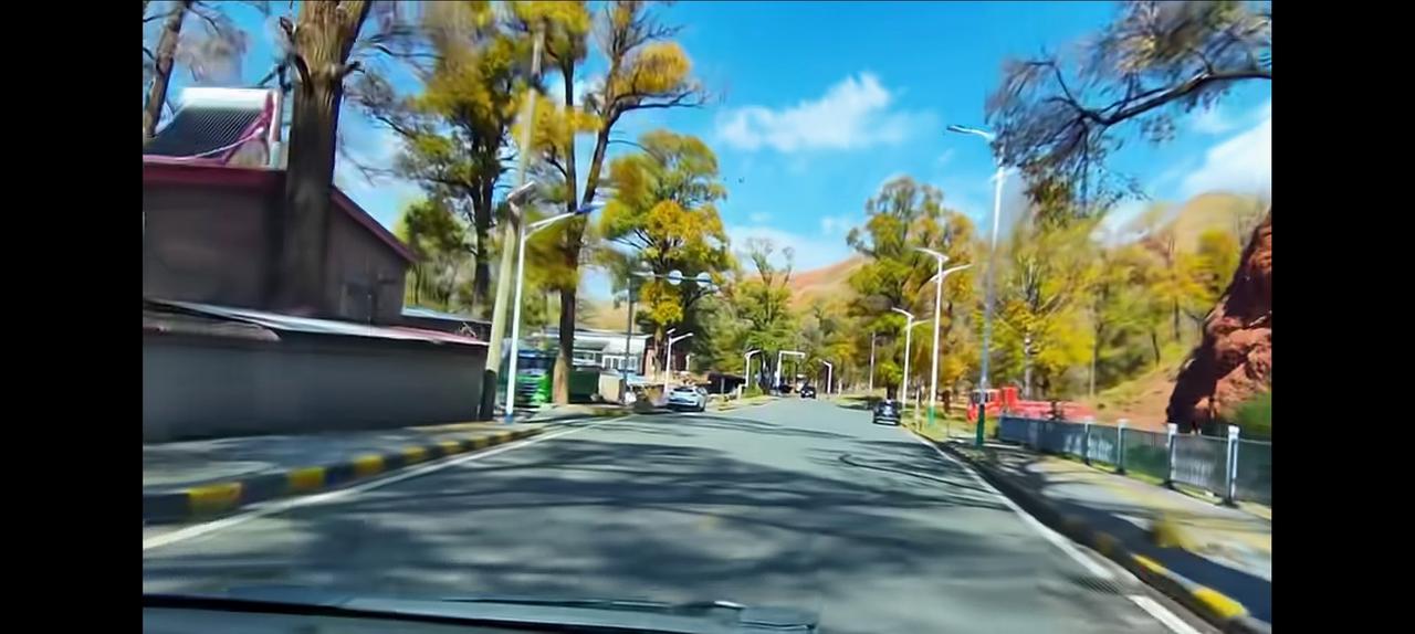 网友拍祁连县的美景，你还别说，真的跟画中一样。蓝天白云，宁静的乡村，干净的街道。