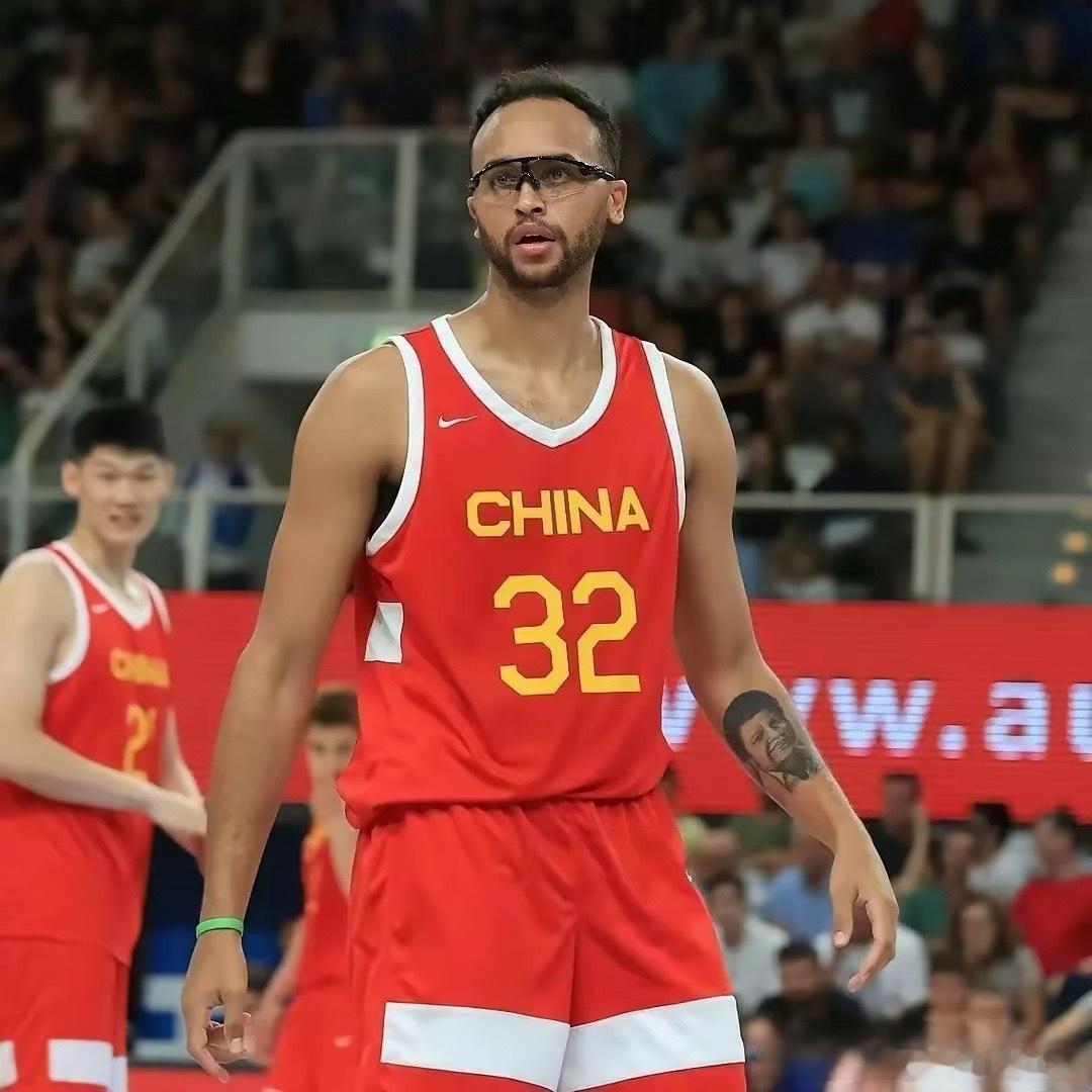 李凯尔陷入尴尬境地。此前他多次表态，愿随时响应国家队征召，身披战袍征战世预赛及后