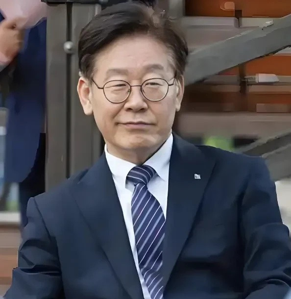 我担心李在明将来退休后，也会走韩国总统的“老路”。李在明现在虽然是韩国总