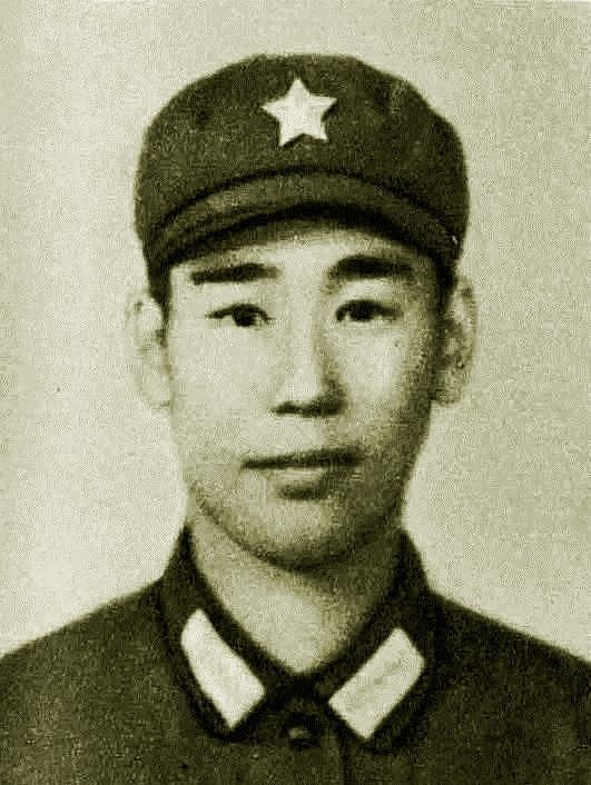 1979年2月，姜利民趁黑夜摸上越军阵地，越军没有发现他。谁知，他突然打开手电筒