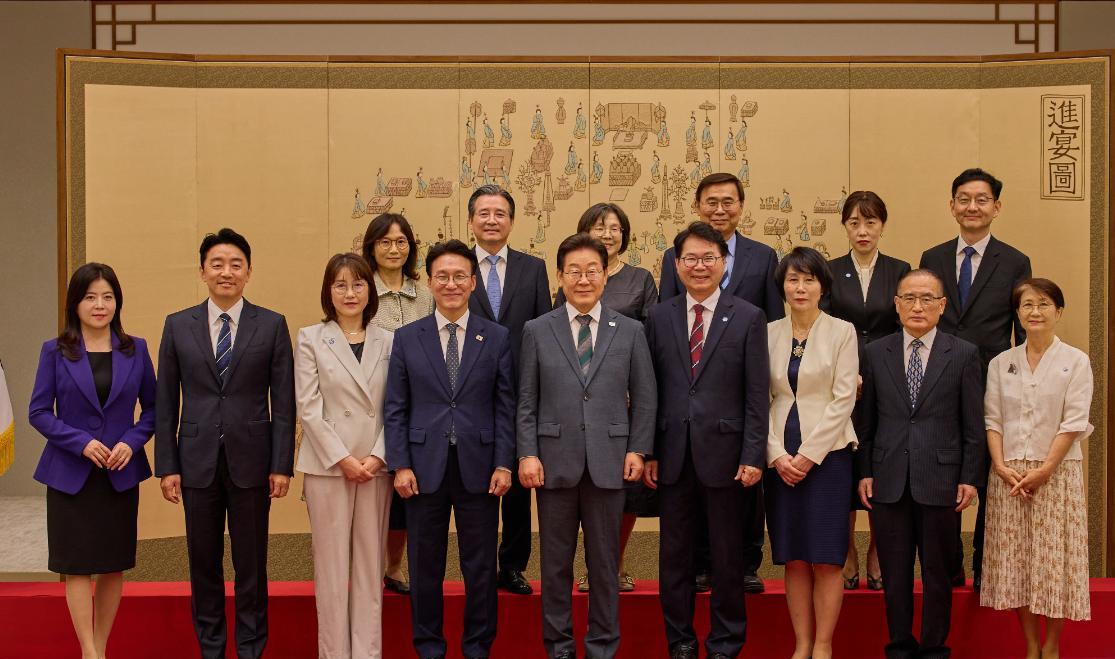 李在明近况照片：向新任国务总理金民锡颁发任命书。时间是7月4日。地点：首尔龙