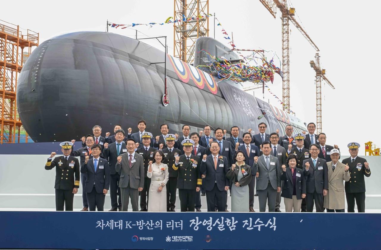 号称大韩民国自研的潜艇下水为何请外国人参加？韩国海军SS-087蒋英实号下水,蒋