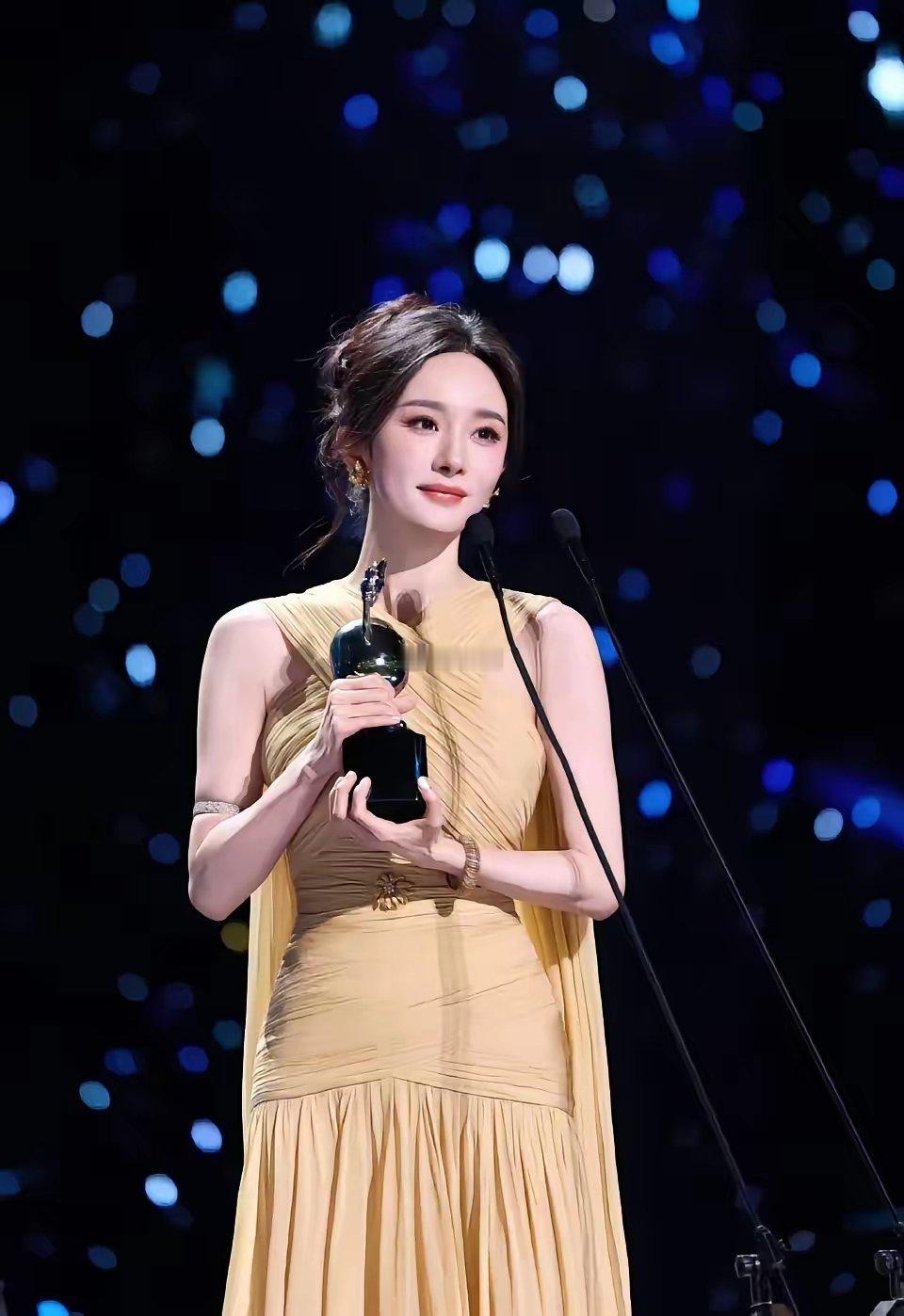 杨幂在微博之夜的两个瞬间，反差也太大了！你们注意到没？台上领奖时，裙子被踩到，她