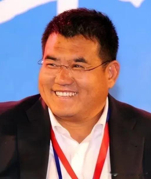 2008年汶川地震时，一位百亿富豪承诺捐款3000万元。然而在央视抗震救灾的晚会