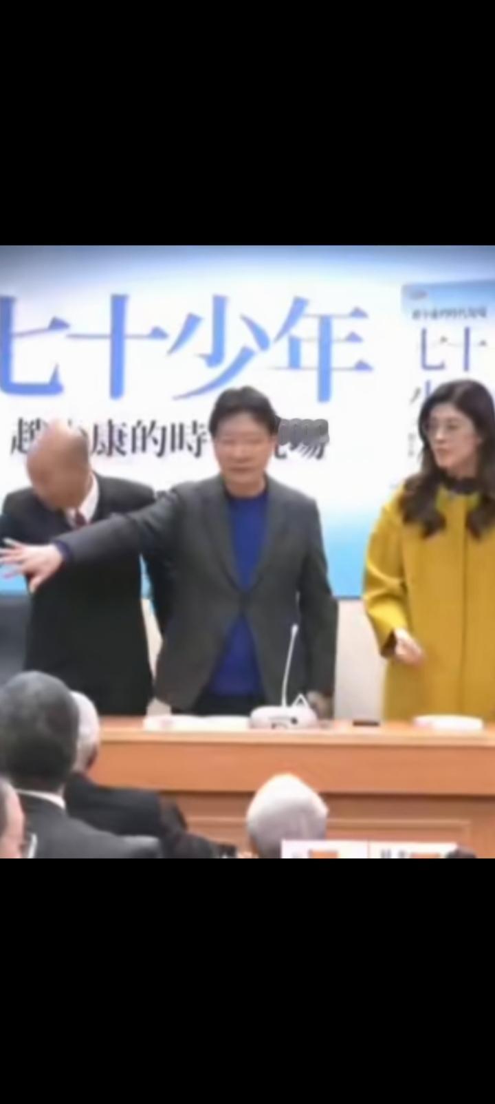 赵少康写书国民党买单，还能这么玩？《七十少年》老夫聊发少年狂，左牵郑丽文，右擎