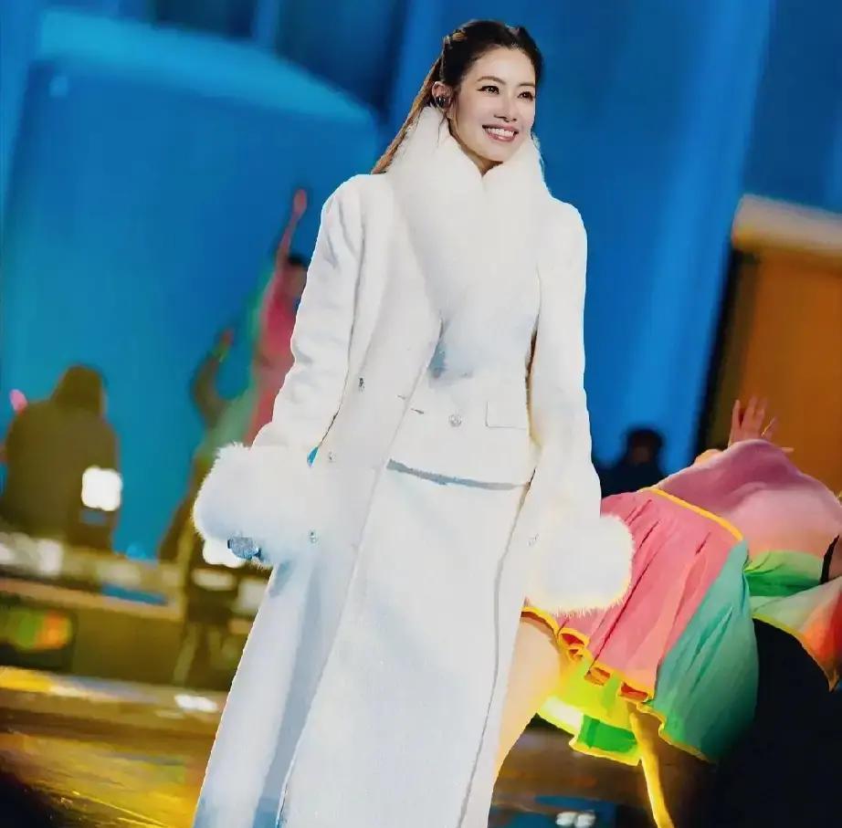 47岁冻龄甜妹，跨年舞台杀疯了央视镜头怼脸，毛孔都看不见。白毛毛领一围，灯