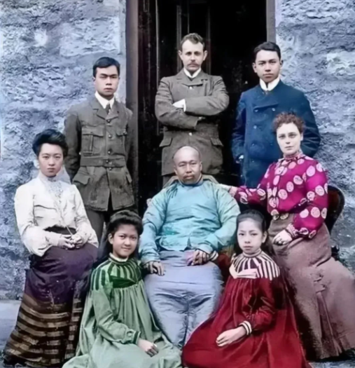 1927年，康有为临终时，抱着年仅22岁、容貌娇艳的六姨太阿翠，低声对她说：“我