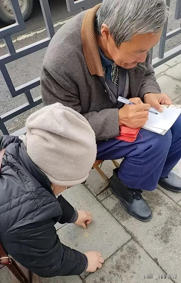 三月十五我陪朋友去白云观上香，门口有个算命先生说算得准，朋友就让他给儿子算算姻缘