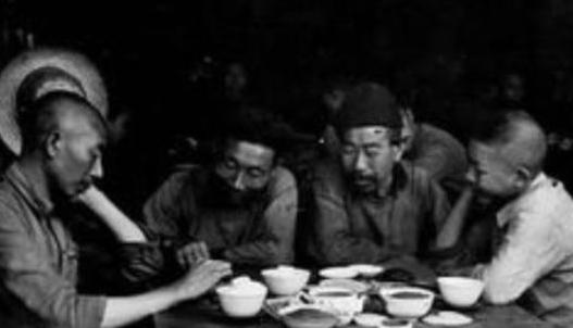 1943年，汉奸头子刘赐胜杀人如麻，游击队长叫来两个高手，限十日内除掉他，其中一