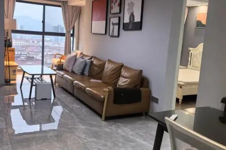 这简直是田螺姑娘现身！浙江一位房东收房时直接看傻眼！出租五年的房子，地板反光能照