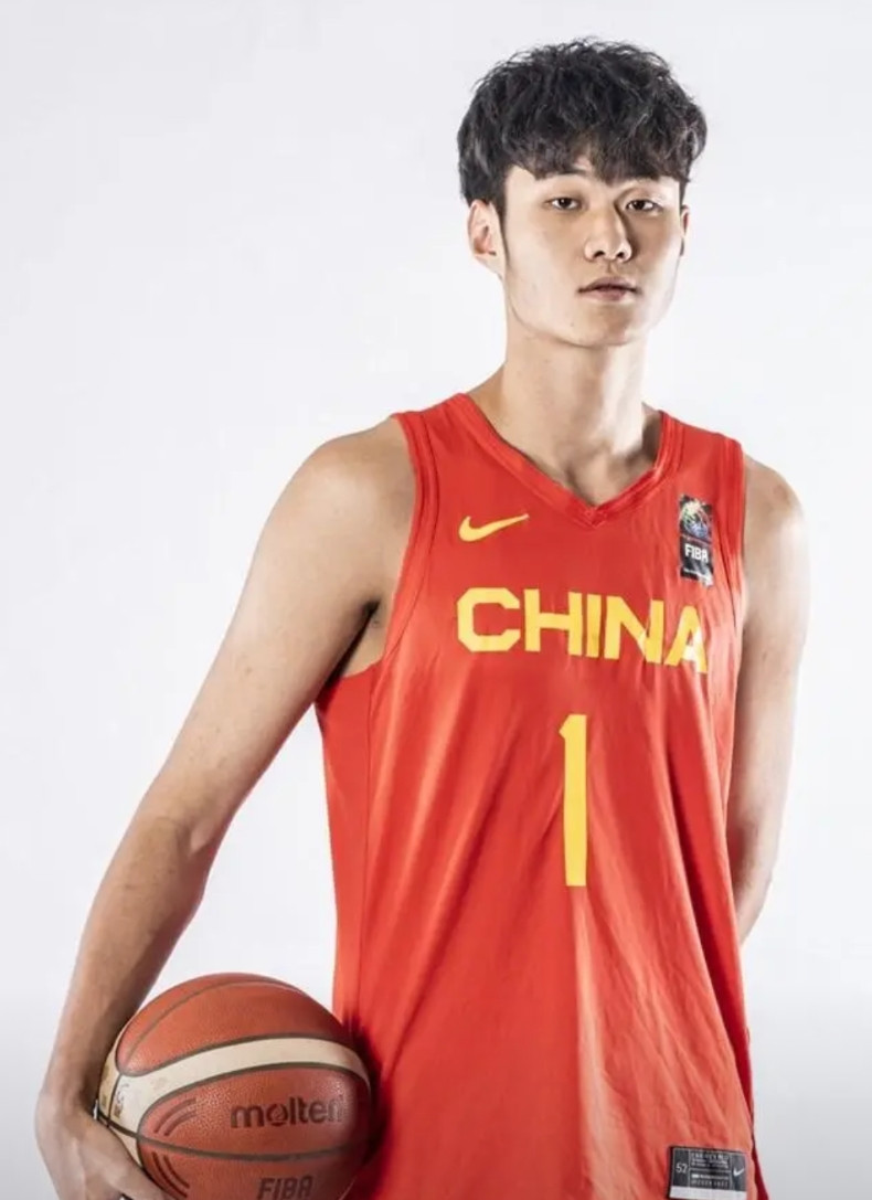 上届U19有高大的3号位，才能跟欧美一较高下上届U19中锋杨瀚森216，替补