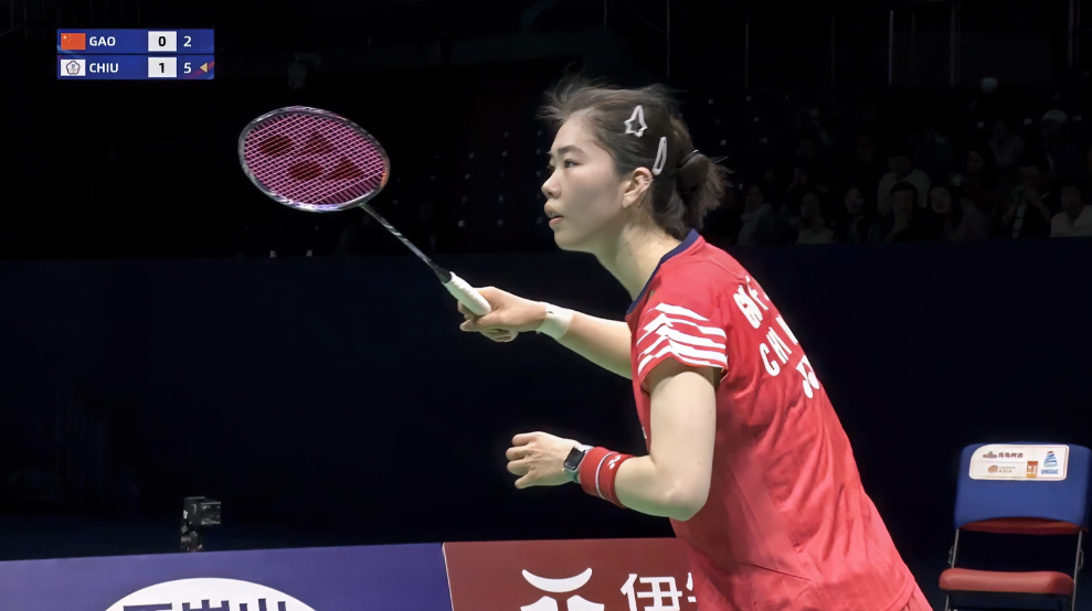 正在青岛进行的亚洲羽毛球团体锦标赛同时展开两场女团半决赛的争夺，分别由中国对阵中