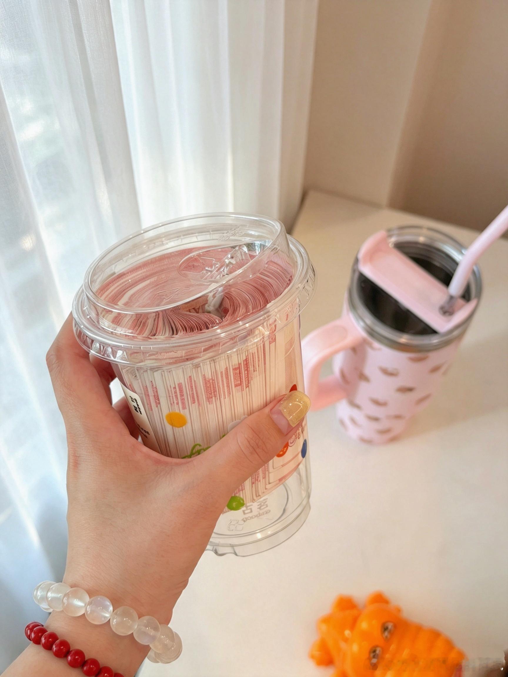 哎等等L老师送的奶茶怎么插不进吸管去
