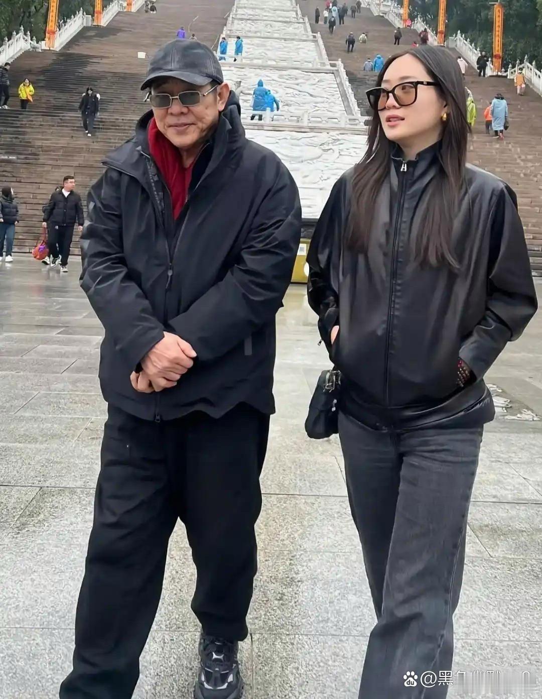 李连杰携22岁小女儿现身安徽九华山祈福，身形面容尽显苍老憔悴，令人心疼；女儿颜值