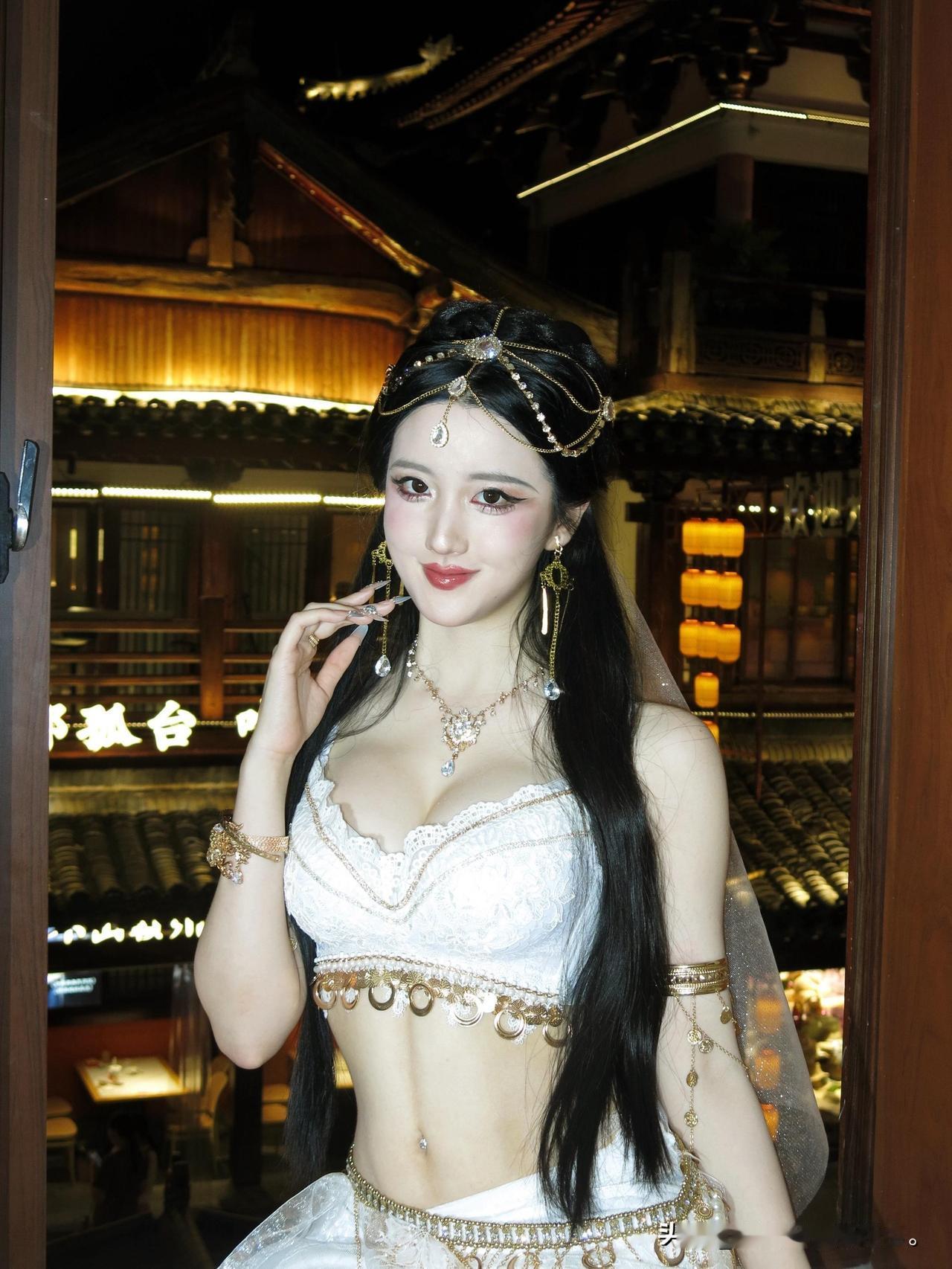 西域公主，最善蛊惑人心。超级美女，
