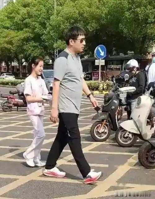 张雪峰老师妻子李丽婧成立新公司！公司名字：苏州峰延翰墨文具礼品有限公司，法人