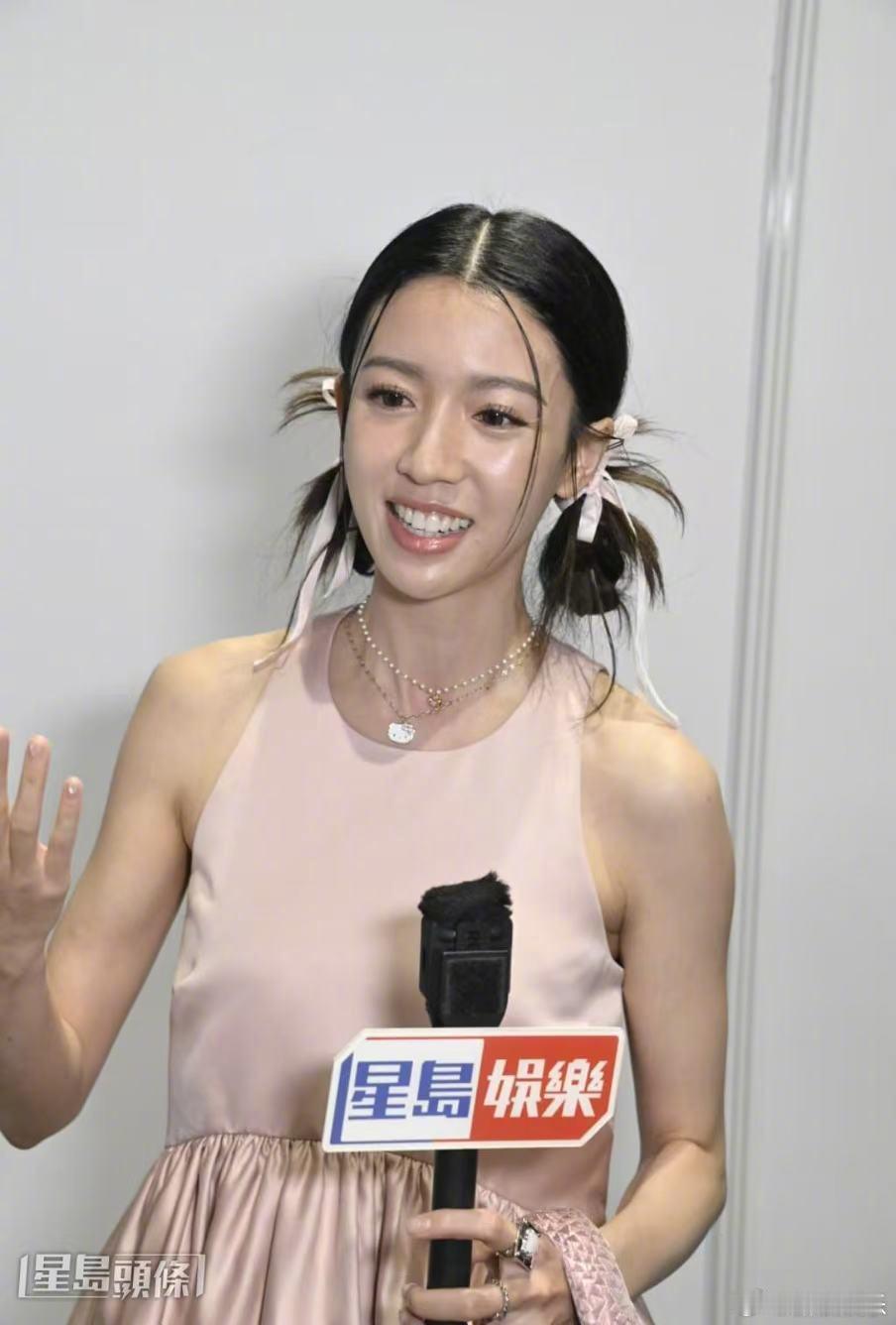 据港媒，蔡思贝昨日活动被问及是否可能成为周星驰旗下的"星女郎"时，她表...