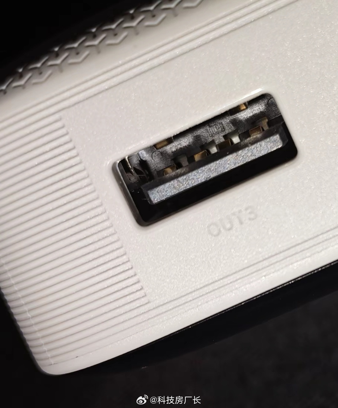 酷态科虽然不能叫紫米了，但是在充电口印有小米logo