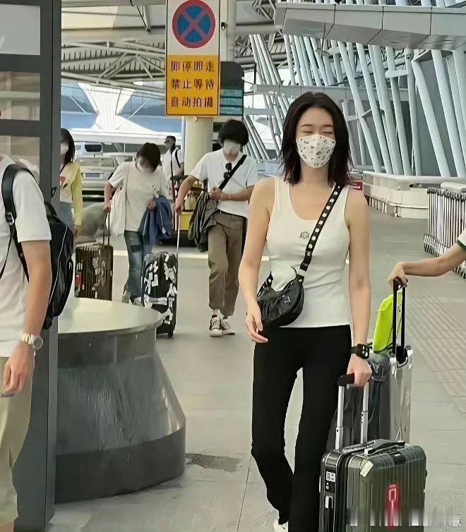 李小冉临近五十岁，身材状态依旧出众，日常身材管理真的很到位。​​​