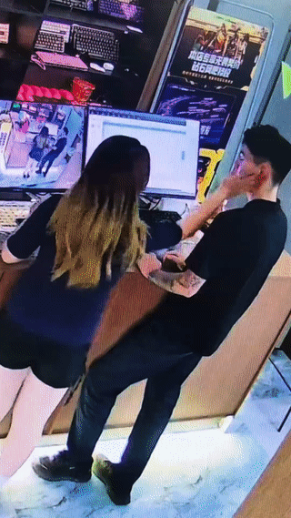 一名女子路过同事身边故意拍打了一下同事的臀部？结果她的同事却误以为是旁边的男子