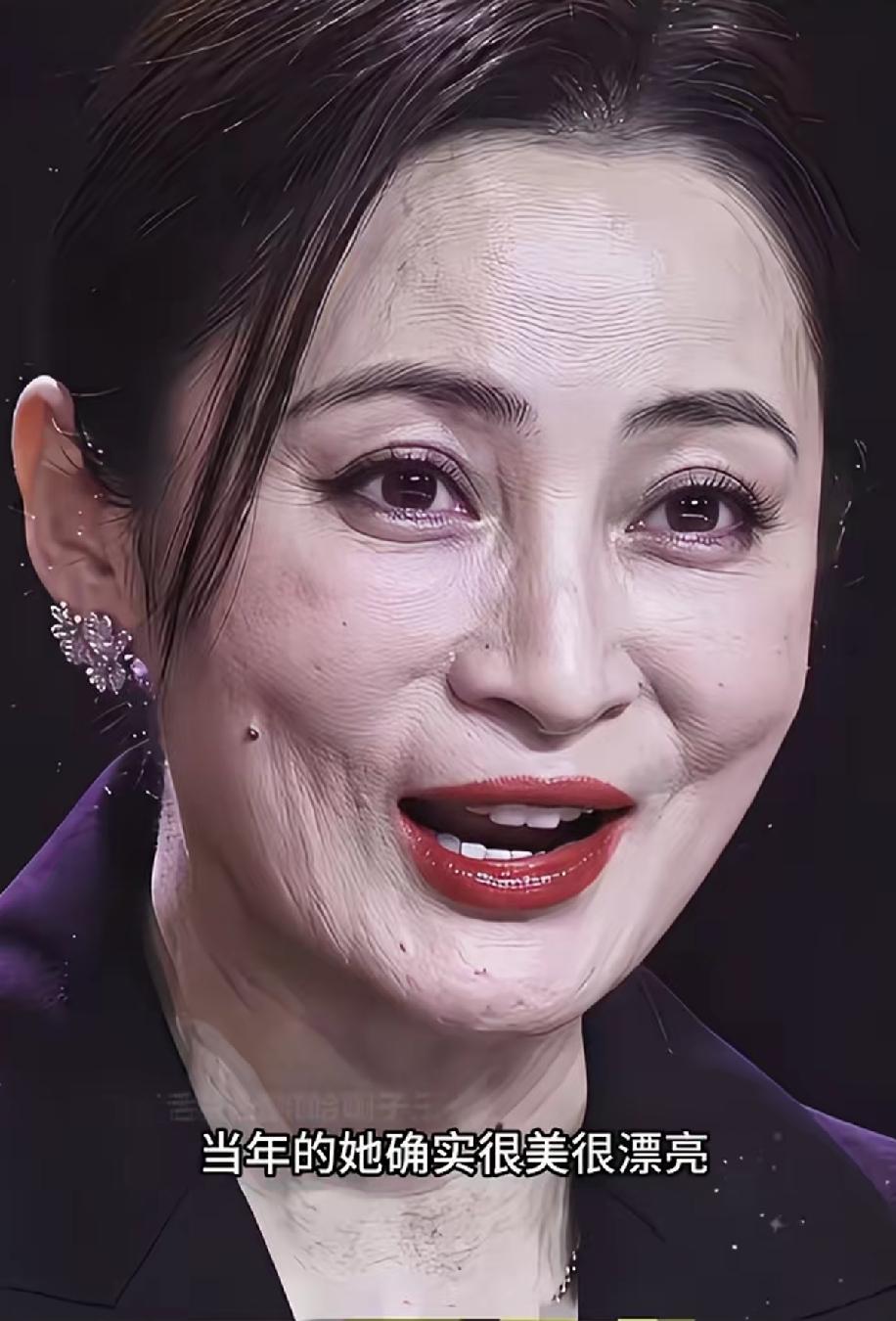 镜头放大后的蒋勤勤，皮肤松弛，满脸细纹，化妆都卡粉，曾经的美人也老了。