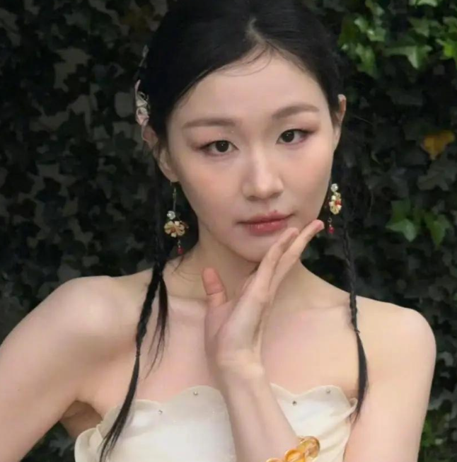 当着迪丽热巴的面金靖直接说：你好美，心好丑。全场都僵住了。热巴脸一沉，她立马