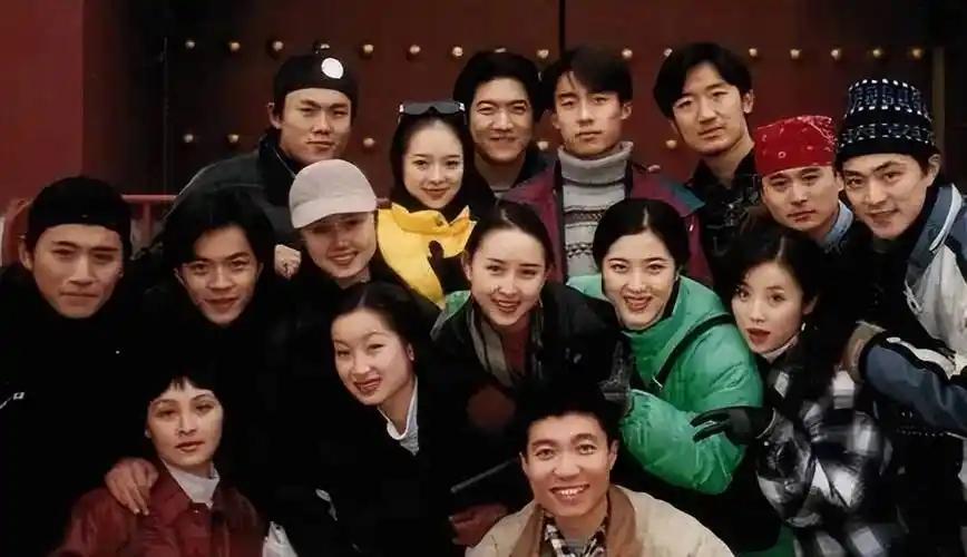 这张照片是著名的中央戏剧学院96级表演系本科班的合影，这个班级被誉为''史上最强