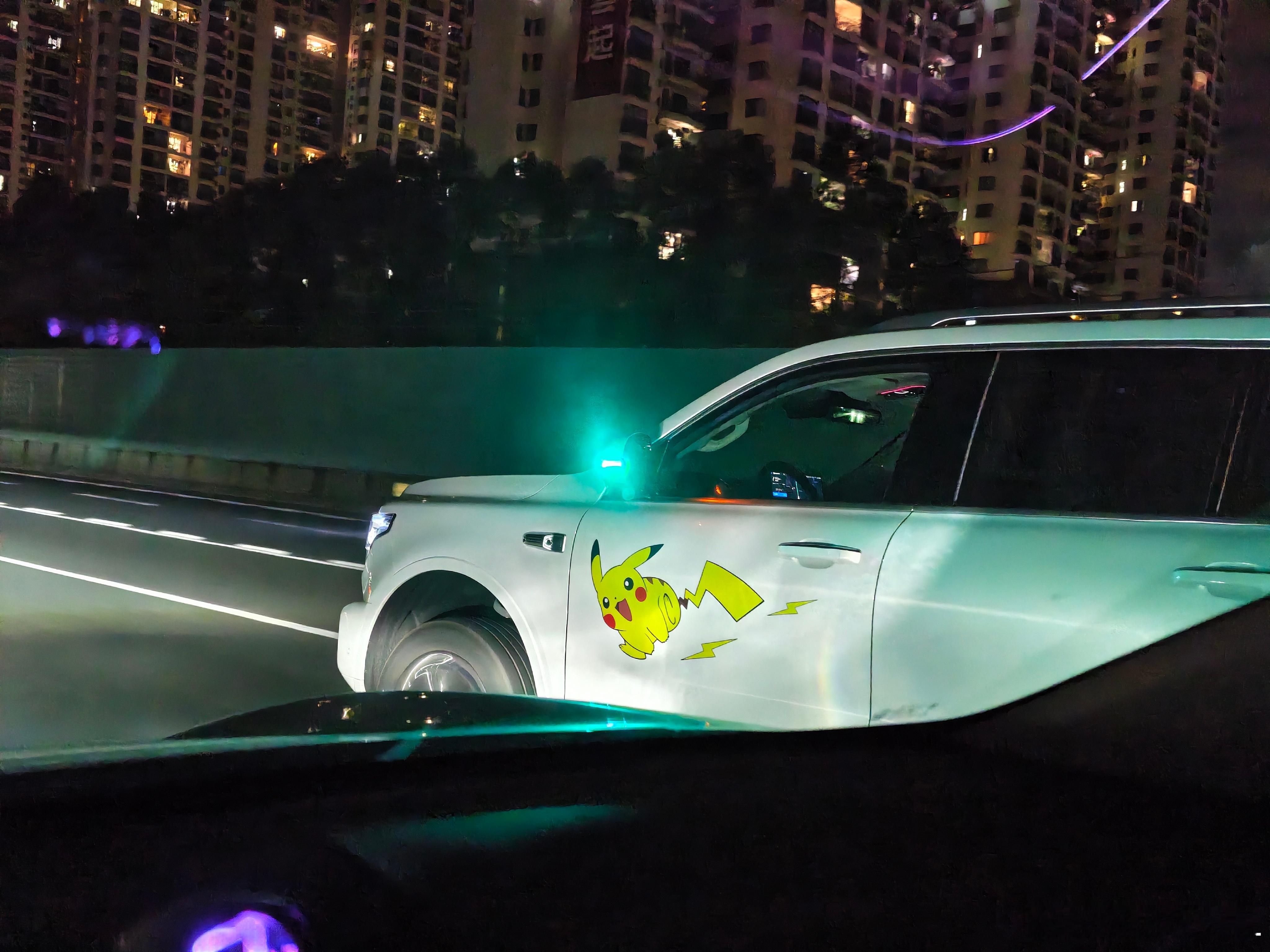 大声告诉我。世界上最帅的坦克500是谁的？500的小蓝灯真的超级亮。等红灯，能把