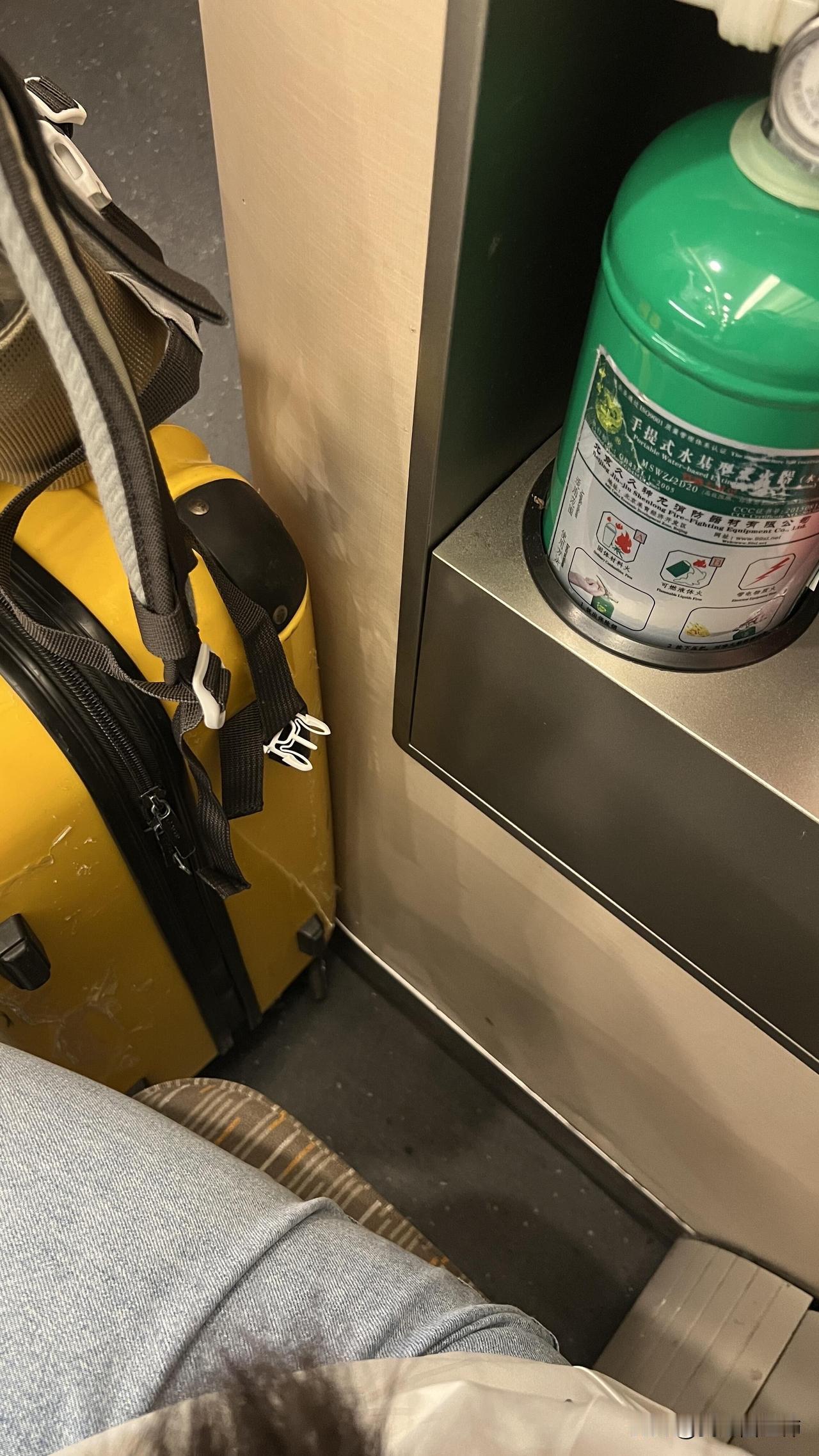 高铁上邻座一直放臭屁这次坐高铁太倒霉了，邻座一直放臭屁，平均每5分钟就一个超级