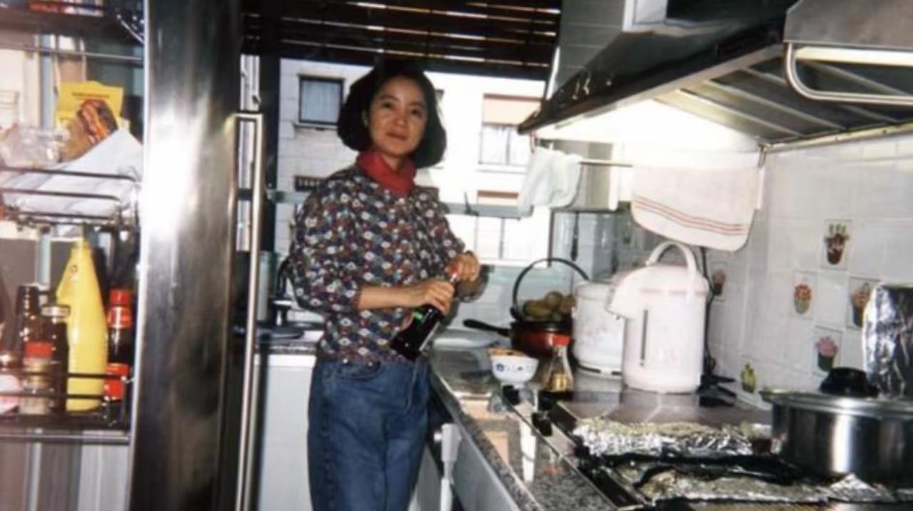 1991年，38岁的邓丽君在法国家的厨房里下厨，这摆设和布局和国内厨房没什么两样