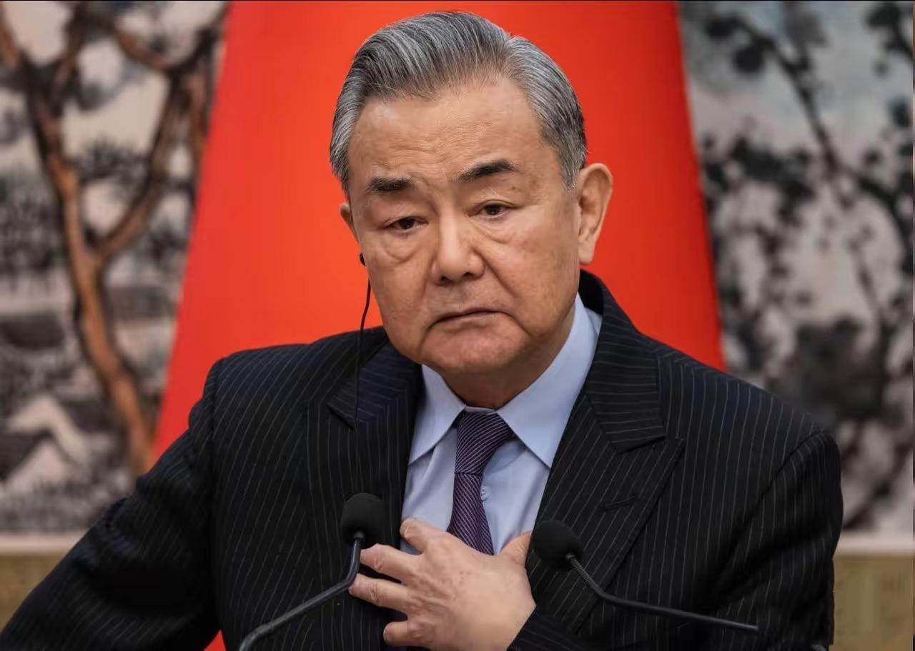 伊朗背后果然有高人，直接抛出了一个让人意想不到的举动伊朗放着美国不追责，反倒逼