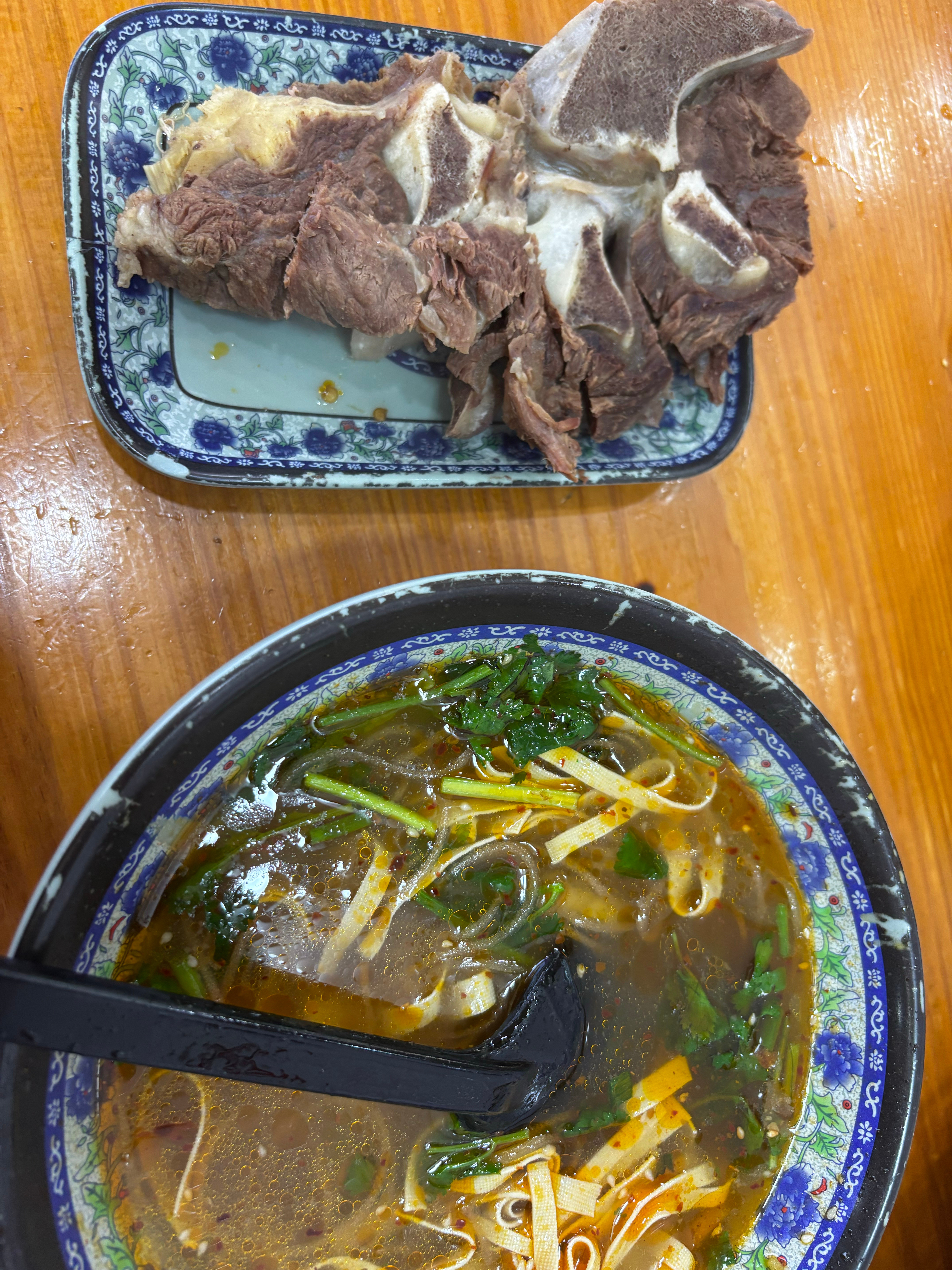 打完球，来一碗咱淮南牛肉汤，再来一个大骨头。你就说爽不爽吧！​​​