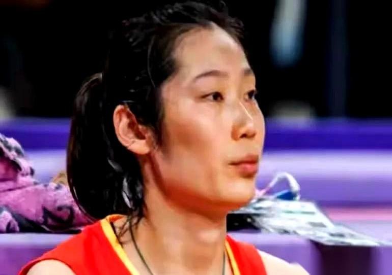 朱婷第三局直接坐场下了。懂球的一看这画面，心里就有数了。啥意思？意思就是这