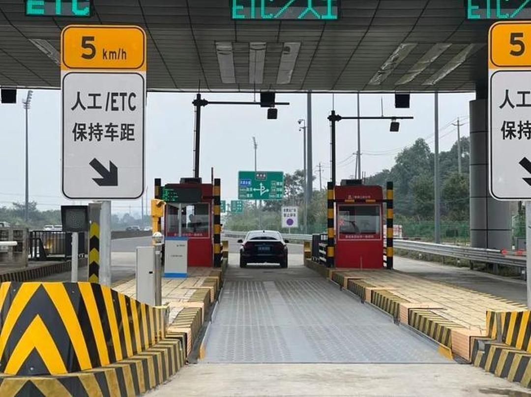 你身边有没有“ETC人”？ETC真方便，不停车“抬杆”通过。ETC人真烦