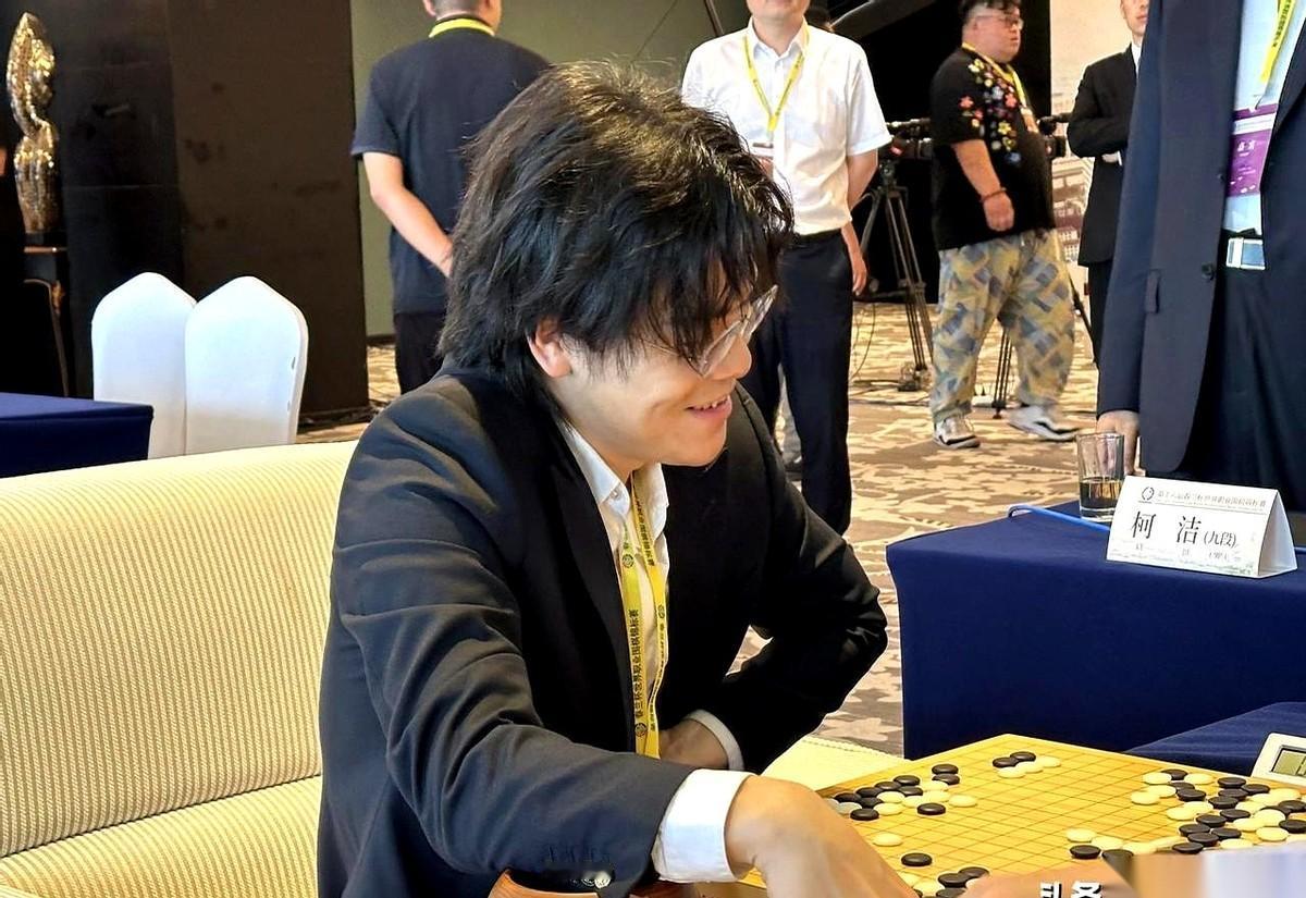 春兰杯16强赛，柯洁对上日本小将，全场就一个表情——笑。棋都快下崩了，他还在那