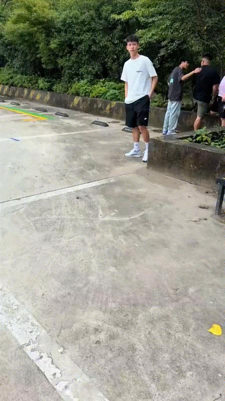 王钰栋这个场外表现，你给打几分？一网友在练车时偶遇也在等待练车的王钰栋，惊喜