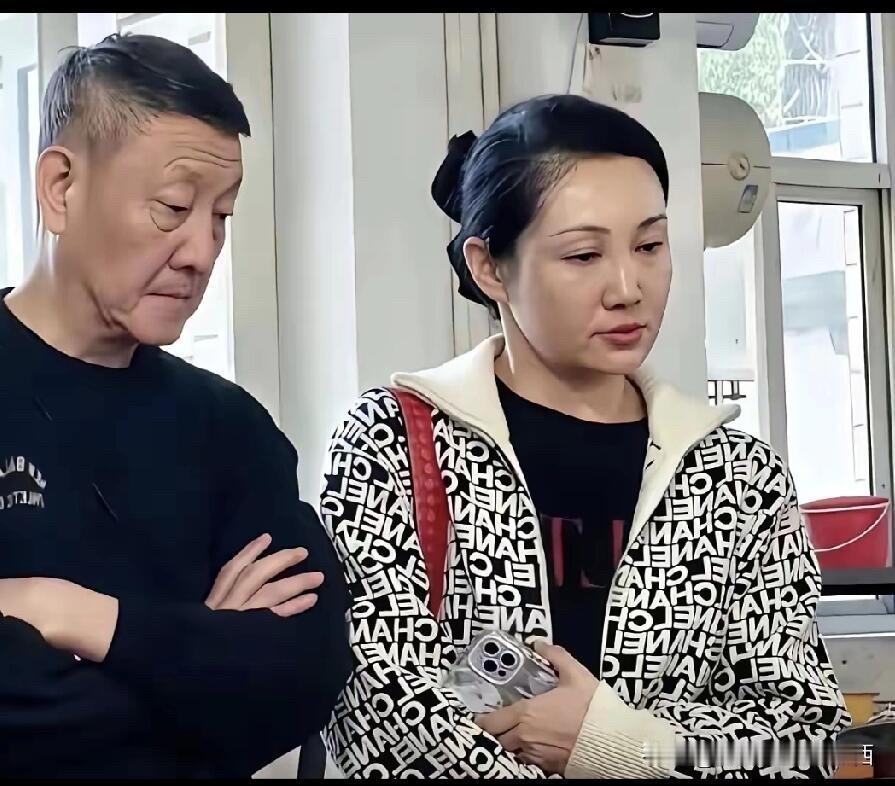 58岁的歌手韩磊颜值下滑的快，还不到六十岁就这么多抬头纹，眼袋深，脖子的颈纹特别