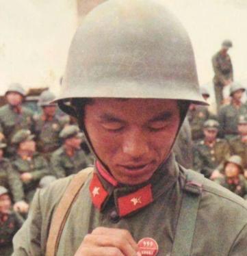☁1986年，中越边境老山，一位战士要上211高地。临行前军长敬他茅台酒，