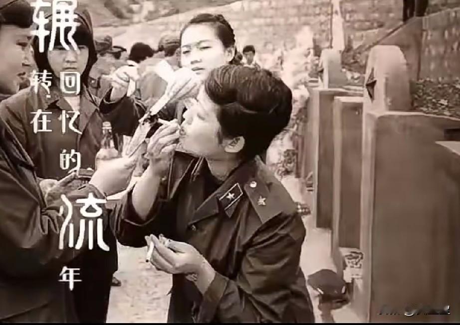 南疆烈士陵园一排排墓碑静静伫立黑白老照片记录下这一幕令人心酸的瞬间。身着军