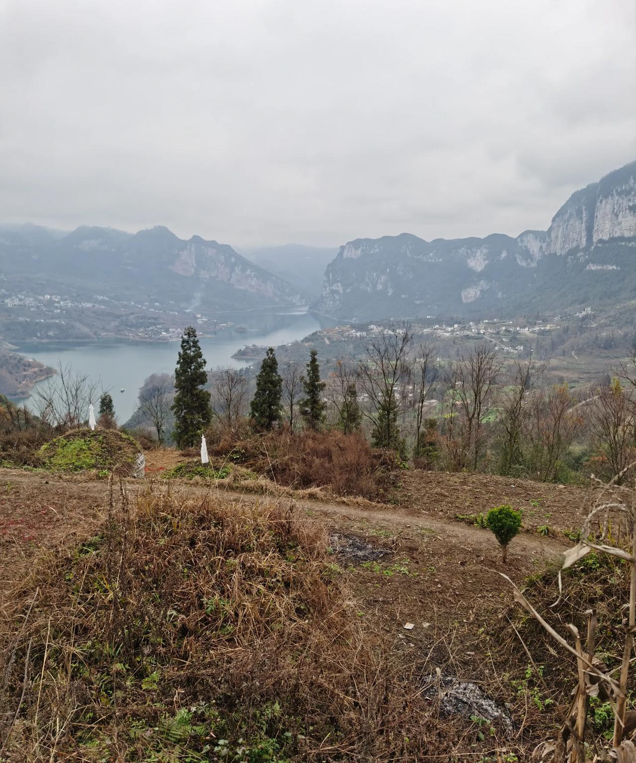 那边应该是天堂（怀念父亲）父亲静静地躺在山坡朝着一面湖水天上白云悠悠左邻