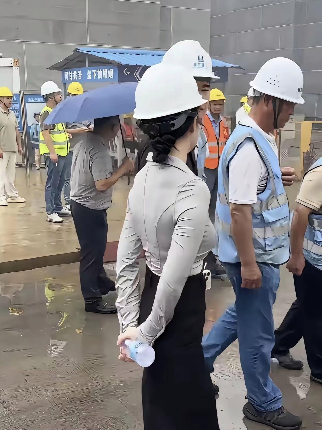 这么精致的鞋，踩泥里不心疼吗？