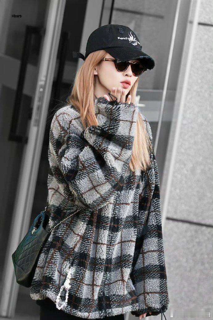 范丞丞叫白鹿黄毛丫头范丞丞叫白鹿黄毛丫头，笑不活了，也就熟人局能玩成这样了“有一