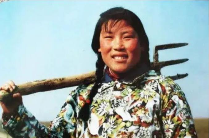 1977年寒冬的山东临沭县常林村，21岁的农民魏振芳在田间劳作时意外发现一颗重达