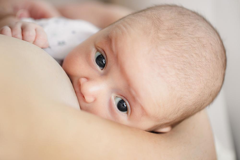 母乳是一种“智能”食物, 会依照宝宝的月龄提供营养成分