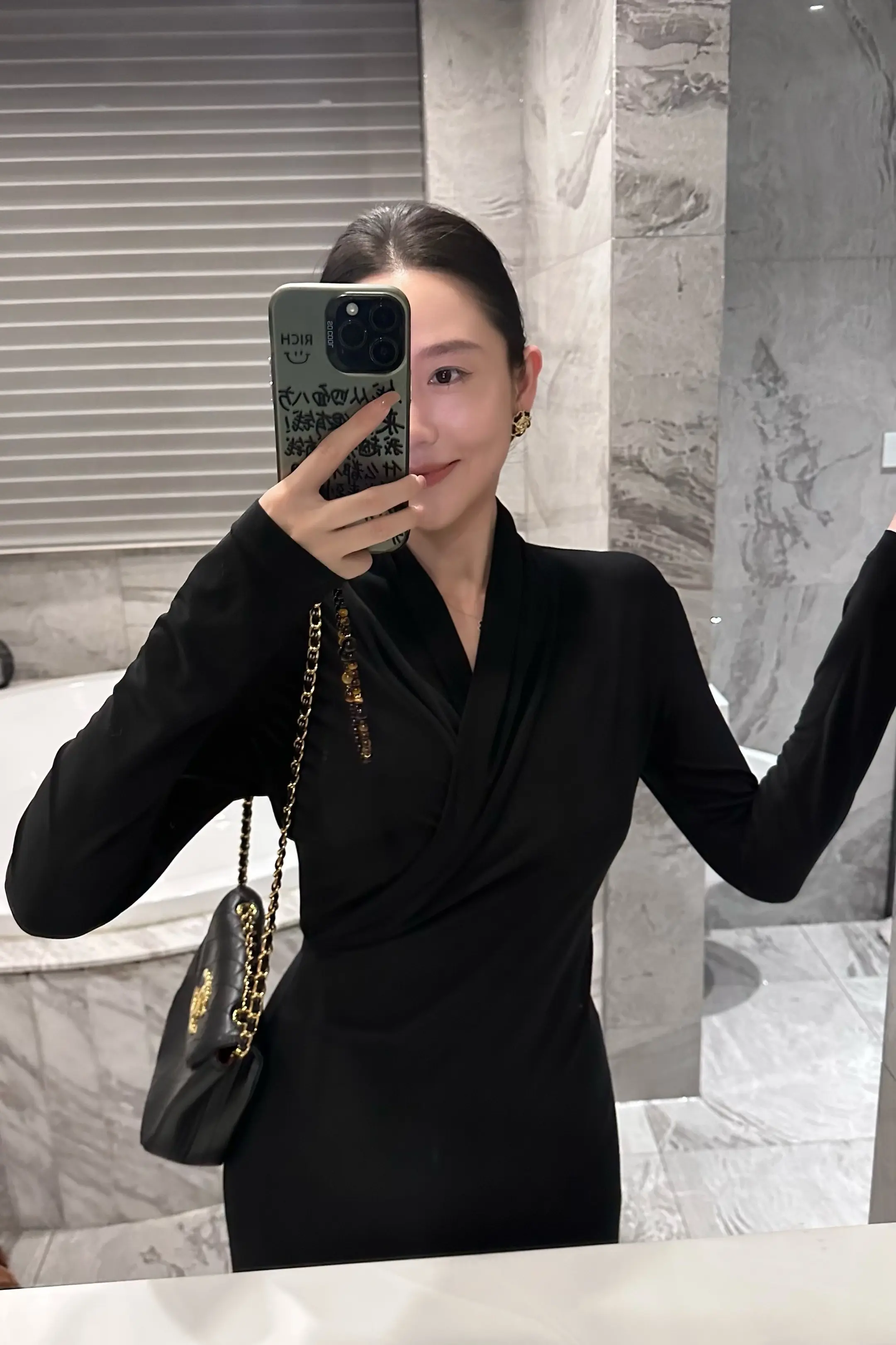 小黑裙 黑裙镜自拍 对镜拍小黑裙 黑裙长袖