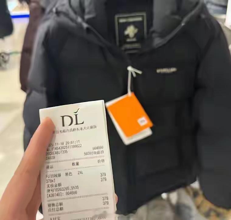 大家有没有发现一个现象，今年大家买羽绒服的渠道变了。最近看到一连串的现象，有点刷