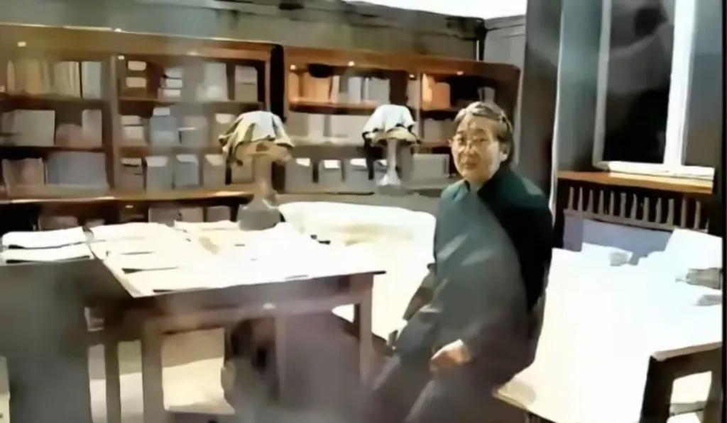 李敏坐在毛主席生前居住过的床，一个人一坐就是半天，她想爸爸了！这个房间大家看了