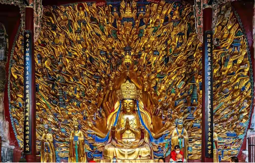 我去了重庆七八回，头几回都挤在洪崖洞拍夜景。后来才知道，那点热闹只是这座城的表面