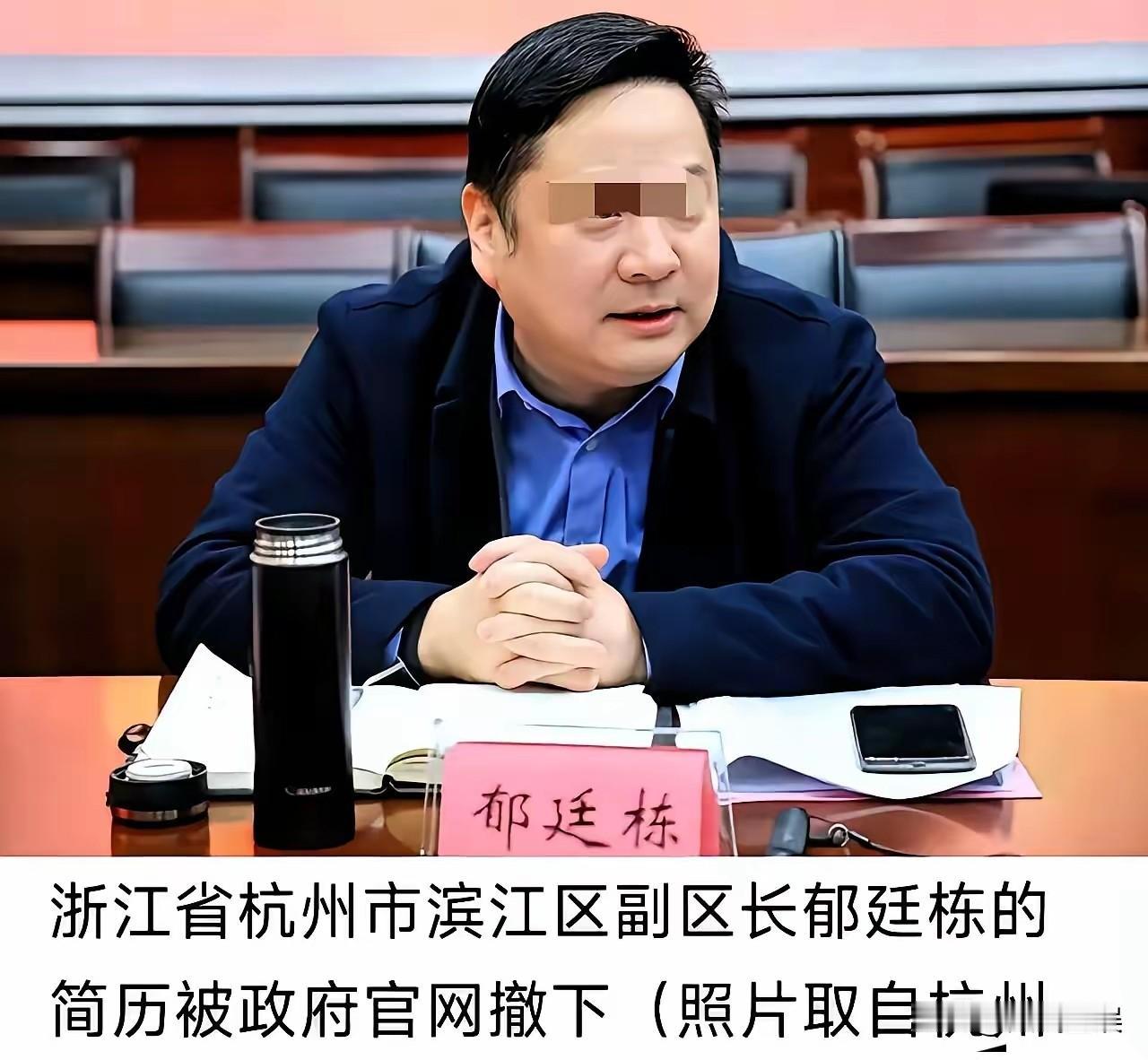 关于酒局事件，黄教授提出了5个质问：第一个：满桌大佬喝酒，缺个姑娘助兴，是喝多