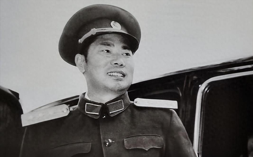 1973年开国上将看望老战友，意外发现他连看病的钱都没有，县委却质疑其真实身份